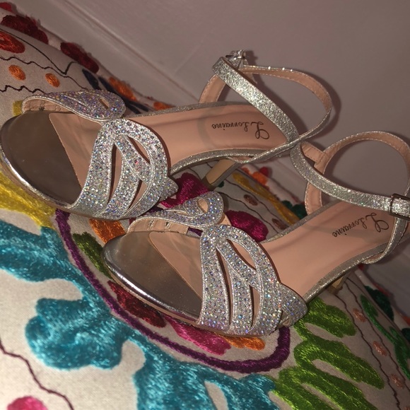 Silver Heels - Picture 1 of 6